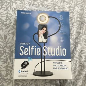 MERKURY desktop selfie studio